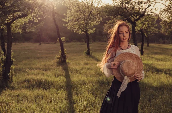 Menina Rindo Feliz Segurando Palha Andando Parque Verão Verde — Fotografia de Stock