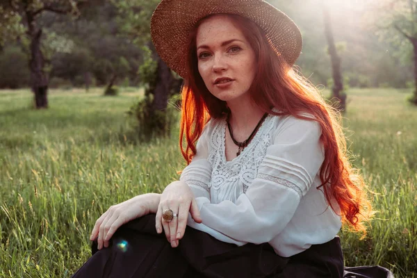 Menina Rindo Feliz Segurando Palha Andando Parque Verão Verde — Fotografia de Stock