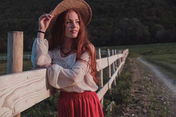 Feliz Risita Sosteniendo Paja Caminando Verde Parque Verano —  Fotos de Stock