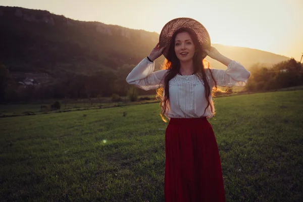 Menina Rindo Feliz Segurando Palha Andando Parque Verão Verde — Fotografia de Stock