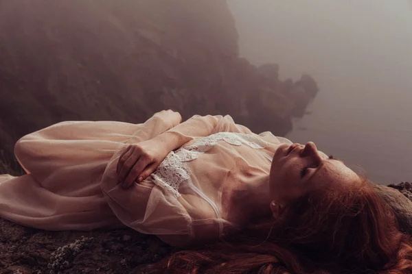 güzel genç kız gecenin suyun altında. Beyaz elbiseli, vintage filtre gizemli kadın