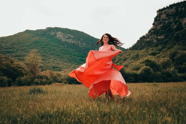 Ung Kvinna Vacker Rosa Klänning Med Viftande Flygande Tyg Mode — Stockfoto