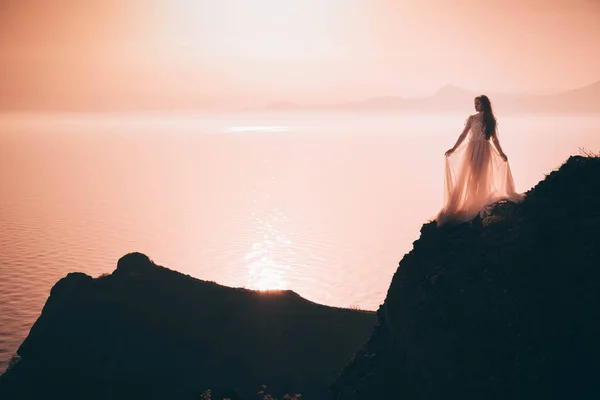 Mujer Joven Vestido Largo Pie Sobre Una Roca Mirando Mar —  Fotos de Stock