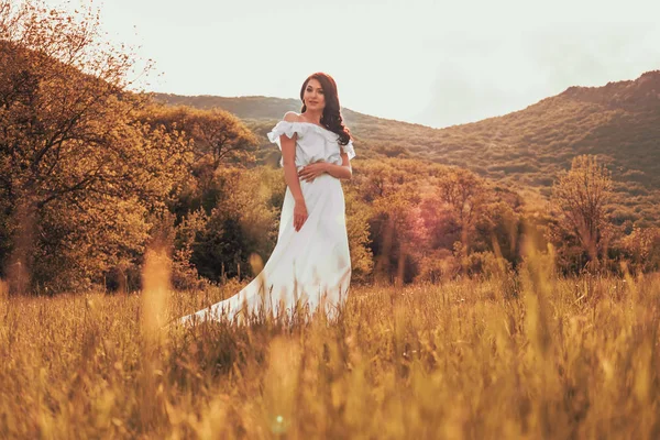 Güzel Bir Kadın Papatya Tarlasından Zevk Alıyor Güzel Bir Kadın — Stok fotoğraf