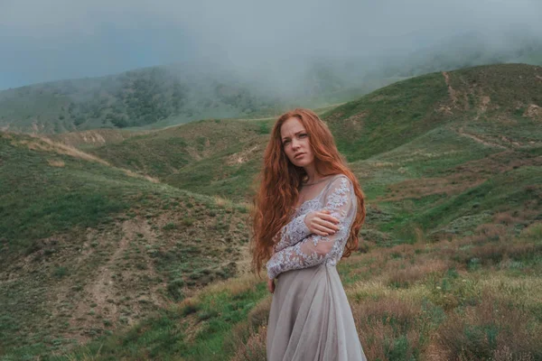 Bela Menina Parte Manhã Sob Água Mulher Misteriosa Vestido Branco — Fotografia de Stock