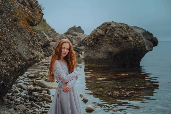 Bela Menina Parte Manhã Sob Água Mulher Misteriosa Vestido Branco — Fotografia de Stock