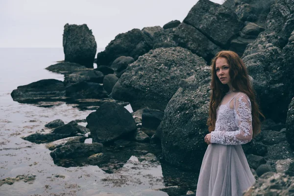 Krásná Mladá Dívka Ráno Pod Vodou Tajemná Žena Bílých Šatech — Stock fotografie