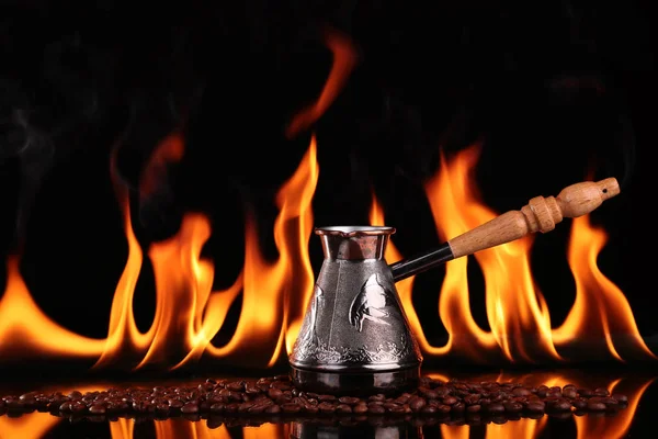 Turk Kahve çekirdekleri yangın, bir arka plan üzerinde siyah arka plan. Kavram vivacity ve enerji — Stok fotoğraf