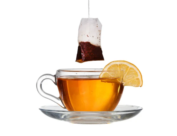 Té de limón con una salpicadura sobre un fondo blanco — Foto de Stock