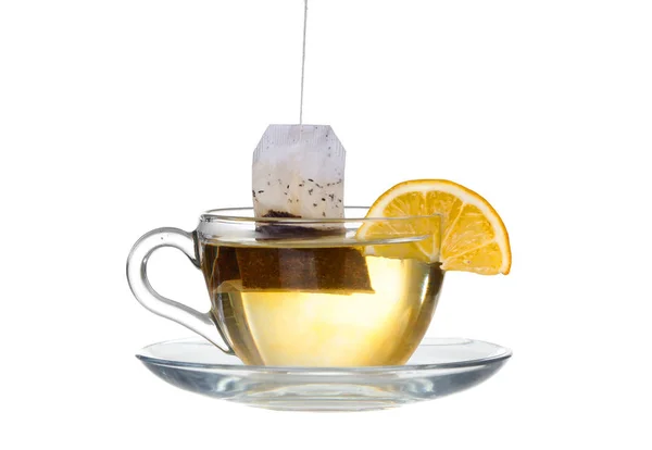 Tè al limone con una spruzzata su uno sfondo bianco — Foto Stock