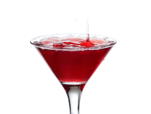 Ein Martini-Glas auf weißem Hintergrund; das Wasser plätschert und plätschert, als eine grüne spanische Olive mit Pimento ins Glas fällt; horizontales Format — Stockfoto