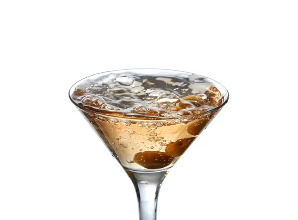 Un bicchiere da martini su fondo bianco; l'acqua increspata e spruzzata come un verde oliva spagnola con pimento viene lasciata cadere nel bicchiere; formato orizzontale — Foto Stock