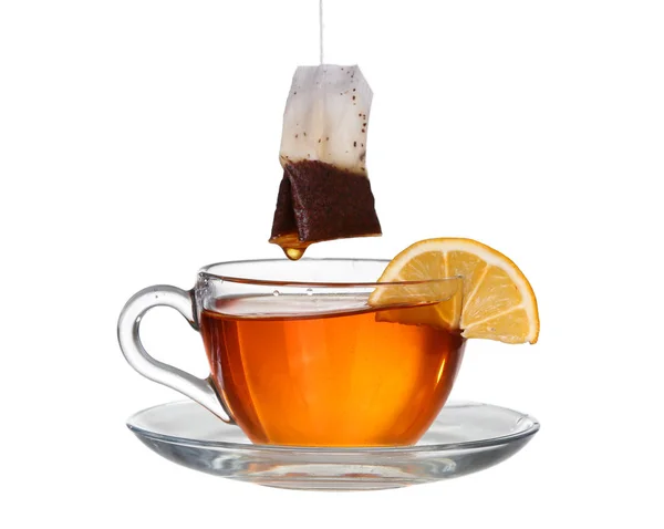 Tè al limone con una spruzzata su uno sfondo bianco — Foto Stock