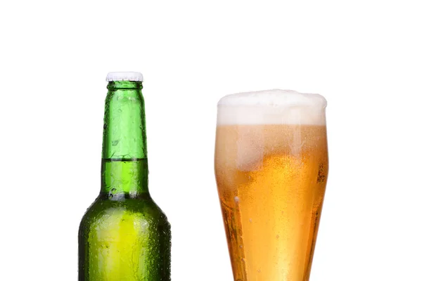 Охлажденная зеленая бутылка с конденсатом и стакан пива на белом фоне — стоковое фото