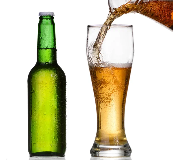 Bier gieten in een glas van een groene fles — Stockfoto