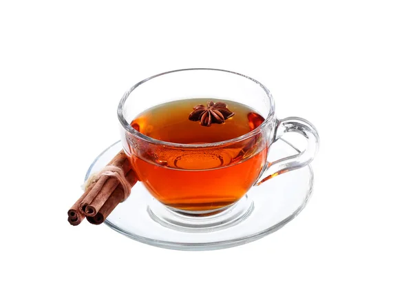 Delicioso té con especias en taza de vidrio aislado sobre fondo blanco con camino de recorte — Foto de Stock