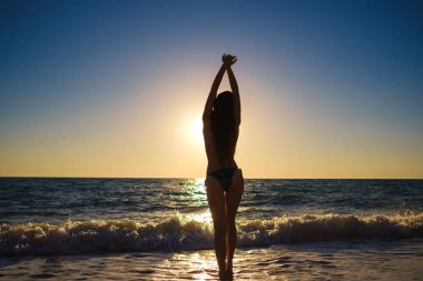 sunset beach, eğlenceli, dans, koşma, bohem kıyafeti, indie style, yaz tatili, güneşli, eğlenceli, olumlu ruh hali olan, Romantik, sıçramasına su, siluet, mutlu, fotoğraf tonda ince genç güzel kadın