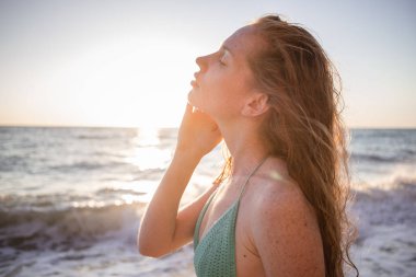 sunset beach, eğlenceli, dans, koşma, bohem kıyafeti, indie style, yaz tatili, güneşli, eğlenceli, olumlu ruh hali olan, Romantik, sıçramasına su, siluet, mutlu, fotoğraf tonda ince genç güzel kadın
