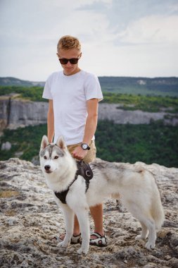 uzun yürüyüşe çıkan kimse ile dağlarda güzel manzaraya bakarak Sibirya husky köpek