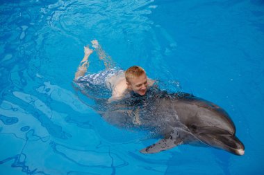 mutlu yüz dolphinarium yunus ile