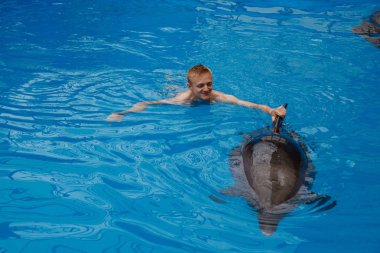 mutlu yüz dolphinarium yunus ile