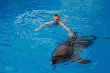 mutlu yüz dolphinarium yunus ile