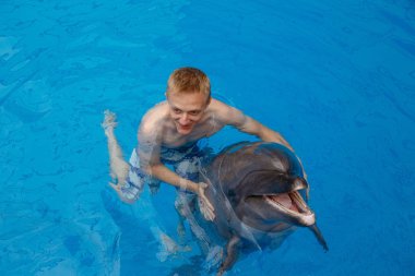 mutlu yüz dolphinarium yunus ile