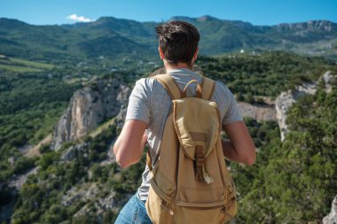 Sırt çantası ile turistik bir dağın tepesine görünümünden Vadisi tadını çıkarın. Kırım'da, Mount kedi