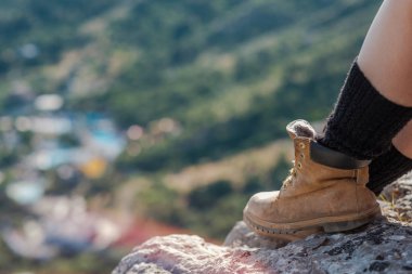 Cliff üzerinde oturan genç kadın ve manzarasının tadını çıkarın. İskoç eteği, İskandinav bir ruh hali içinde bir kız. Kırım'da, Mount kedi