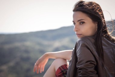 Cliff üzerinde oturan genç kadın ve manzarasının tadını çıkarın. İskoç eteği, İskandinav bir ruh hali içinde bir kız. Kırım'da, Mount kedi