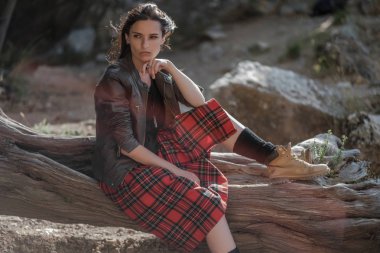 Cliff üzerinde oturan genç kadın ve manzarasının tadını çıkarın. İskoç eteği, İskandinav bir ruh hali içinde bir kız. Kırım'da, Mount kedi