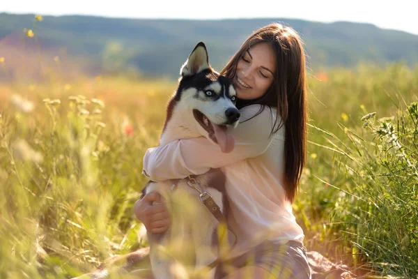 Bella Giovane Donna Che Gioca Con Divertente Cane Husky All — Foto Stock