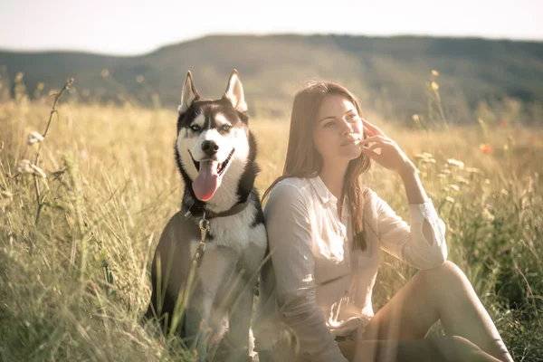 Schöne Junge Frau Spielt Mit Lustigen Husky Hund Freien Park — Stockfoto