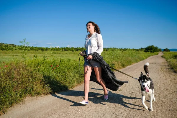 Vacker Ung Kvinna Leker Med Rolig Husky Hund Utomhus Park — Stockfoto