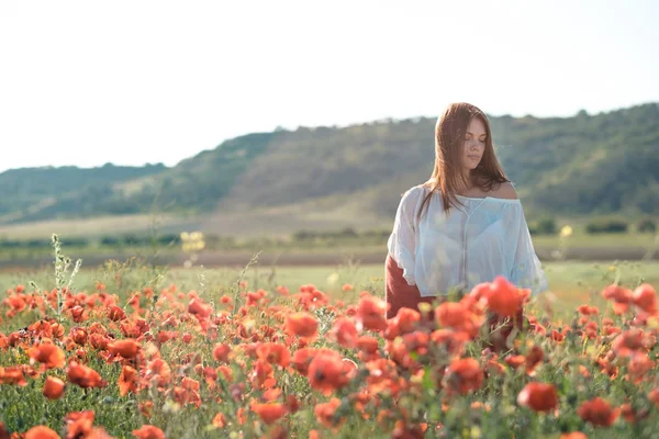 Bella Ragazza Campo Papaveri Tramonto Concetto Libertà Primo Piano Ritratto — Foto Stock