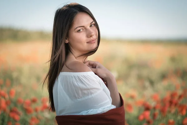 Hermosa Chica Campo Amapola Atardecer Concepto Libertad Retrato Cerca Una —  Fotos de Stock