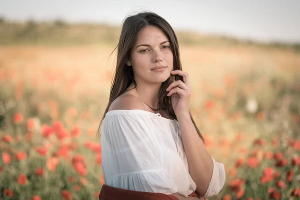 Bella Ragazza Campo Papaveri Tramonto Concetto Libertà Primo Piano Ritratto — Foto Stock