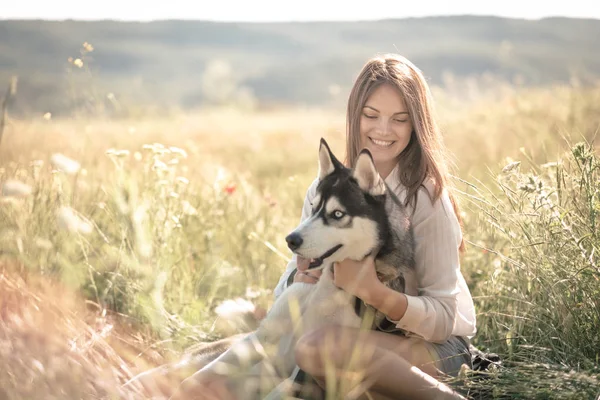 Mooie Jonge Vrouw Met Grappige Husky Hond Buiten Spelen Het — Stockfoto