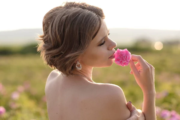 Bella Giovane Donna Con Capelli Ricci Posa Vicino Rose Giardino — Foto Stock