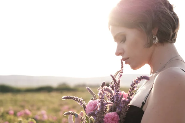 Schöne Junge Frau Mit Lockigem Haar Posiert Neben Rosen Einem — Stockfoto