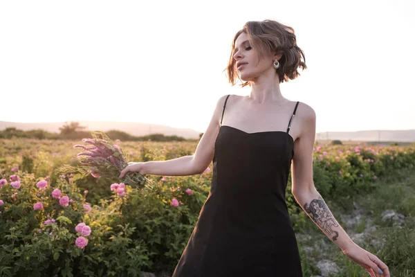 Mulher Bonita Com Cabelo Encaracolado Posando Perto Rosas Jardim Conceito — Fotografia de Stock