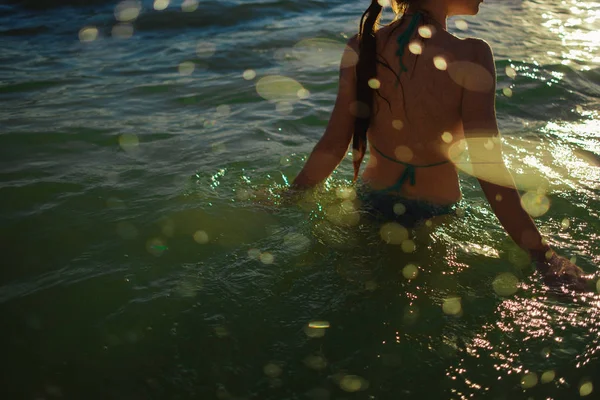 Молодая Стройная Красивая Женщина Пляже Заката Игривая Танцующая Бегущая Феминистский — стоковое фото