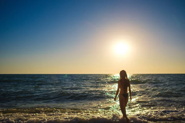 Jeune Belle Femme Mince Sur Plage Coucher Soleil Ludique Danse — Photo