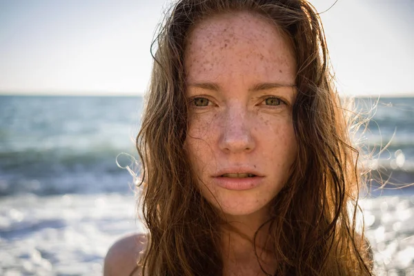 Jovem Mulher Bonita Magro Praia Pôr Sol Brincalhão Dançando Correndo — Fotografia de Stock