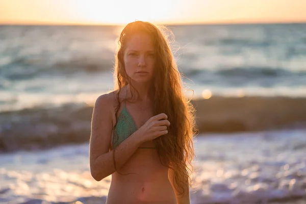 Sunset Beach Eğlenceli Dans Koşma Bohem Kıyafeti Indie Style Yaz — Stok fotoğraf