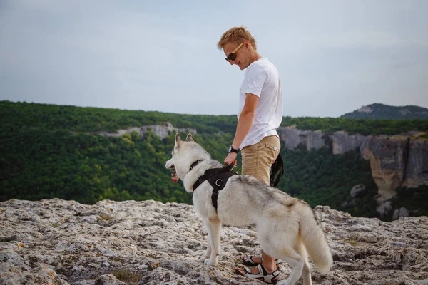 Wanderer Mit Sibirischem Husky Hund Bei Herrlicher Aussicht Die Berge — Stockfoto
