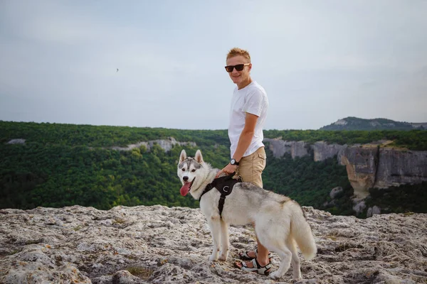 Vandrare Med Siberian Husky Hund Tittar Vacker Utsikt Bergen — Stockfoto