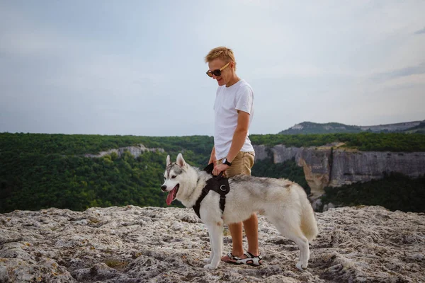 Vandrare Med Siberian Husky Hund Tittar Vacker Utsikt Bergen — Stockfoto