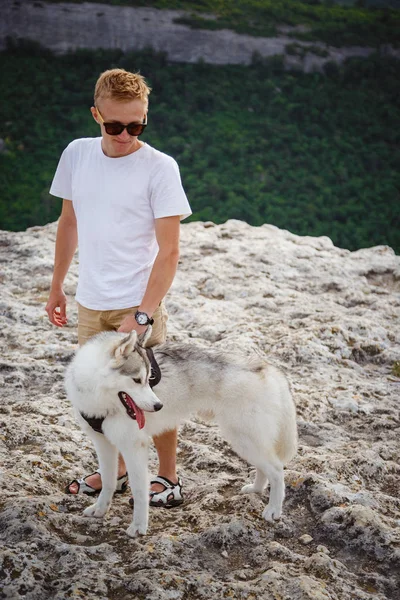 Wanderer Mit Sibirischem Husky Hund Bei Herrlicher Aussicht Die Berge — Stockfoto