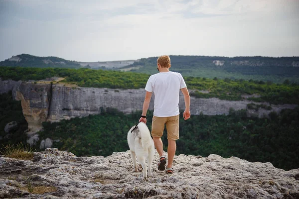 Wanderer Mit Sibirischem Husky Hund Bei Herrlicher Aussicht Die Berge — Stockfoto